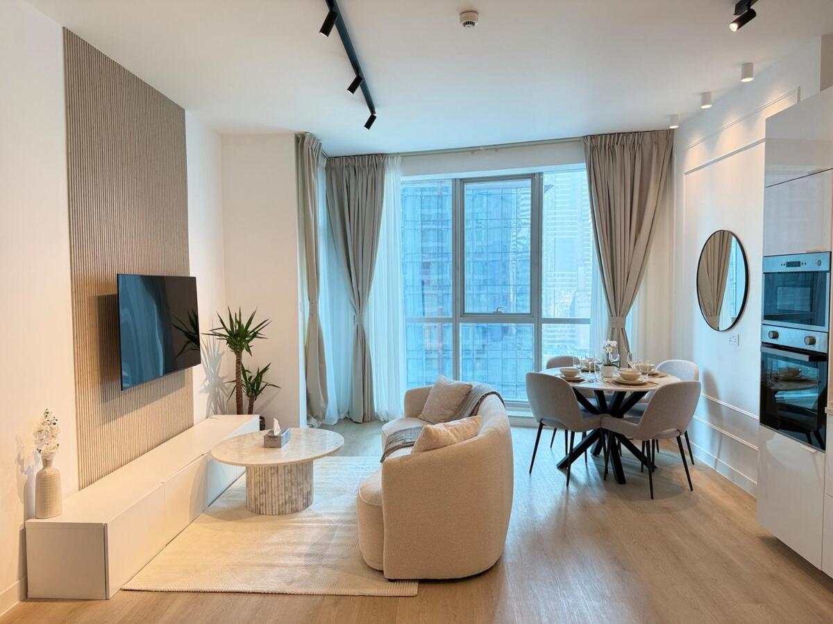 Cozy And Modern Two Bedroom In Marina Apartment
