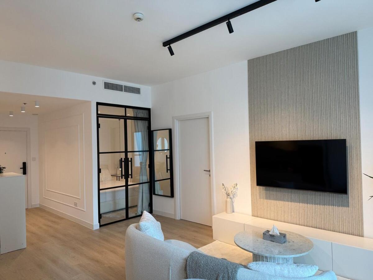 Cozy And Modern Two Bedroom In Marina Apartment