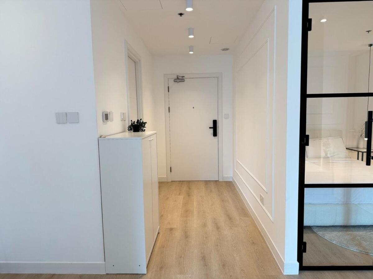 Cozy And Modern Two Bedroom In Marina