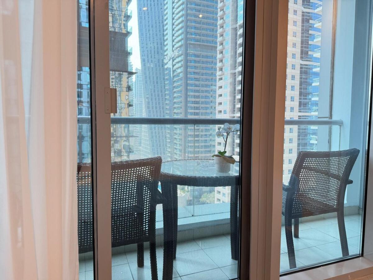 Cozy And Modern Two Bedroom In Marina Apartment